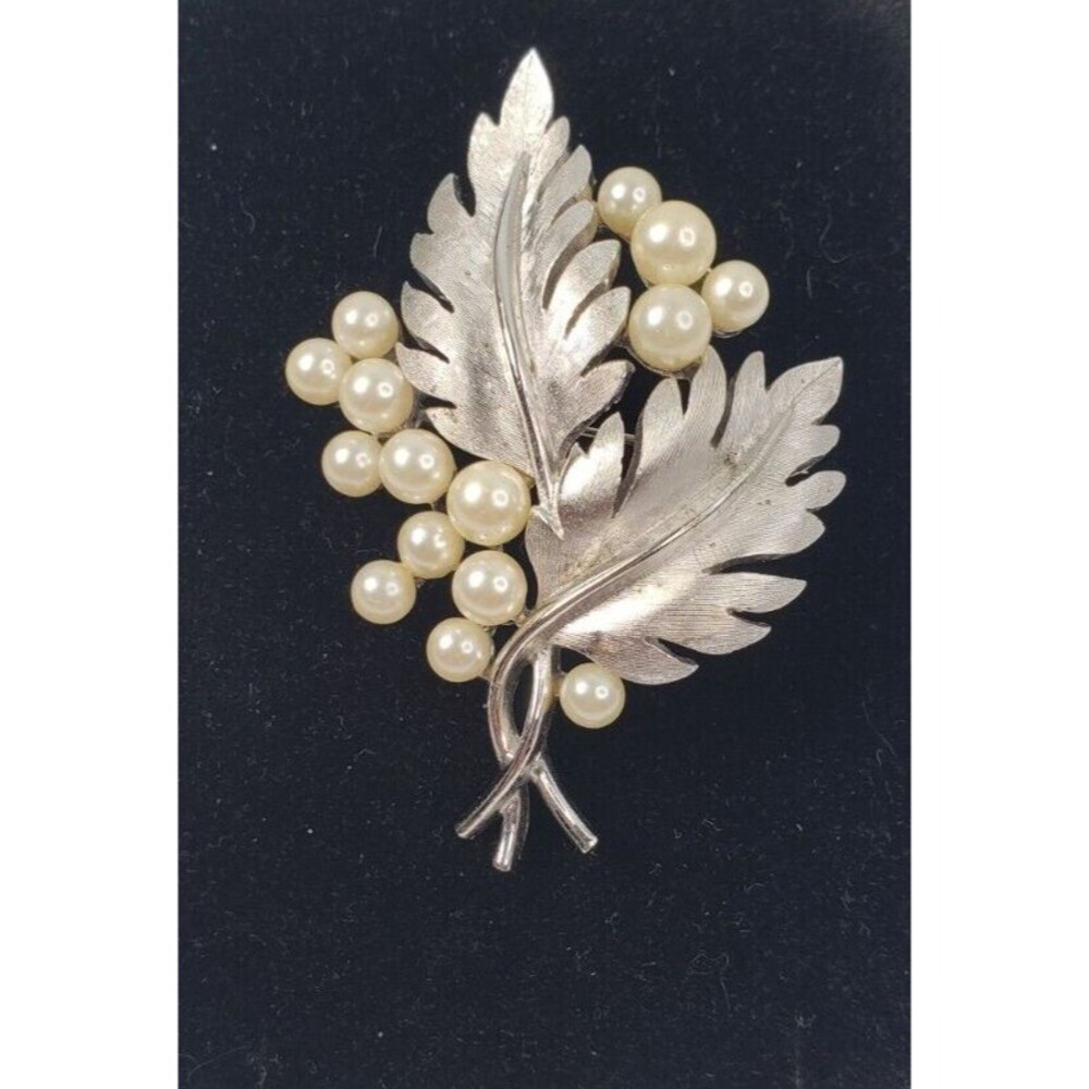 Vintage Crown TRIFARI Signed Pearl and Silver Tone Pin Brooch **rare** 1950-60's